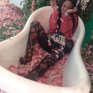 Meet your Posher, Dakia